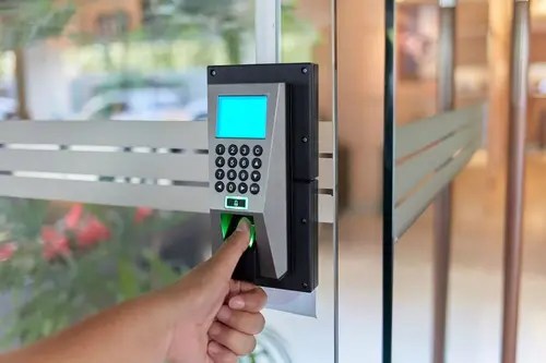 Tecnología inteligente en condominios: sensores, cámaras y acceso digital